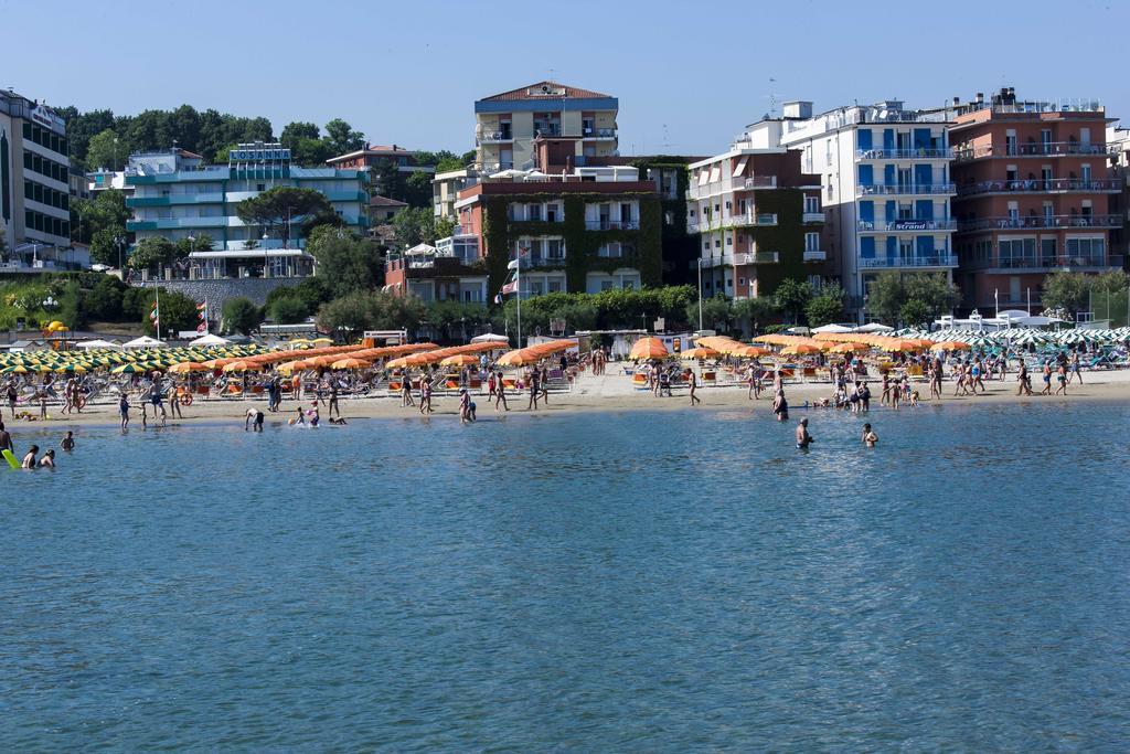 Blu Star Hotel Gabicce Mare Exteriör bild